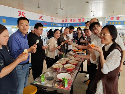 “擀”出同事情，“包”出凝聚力——记兴华学校团建活动“包饺子”