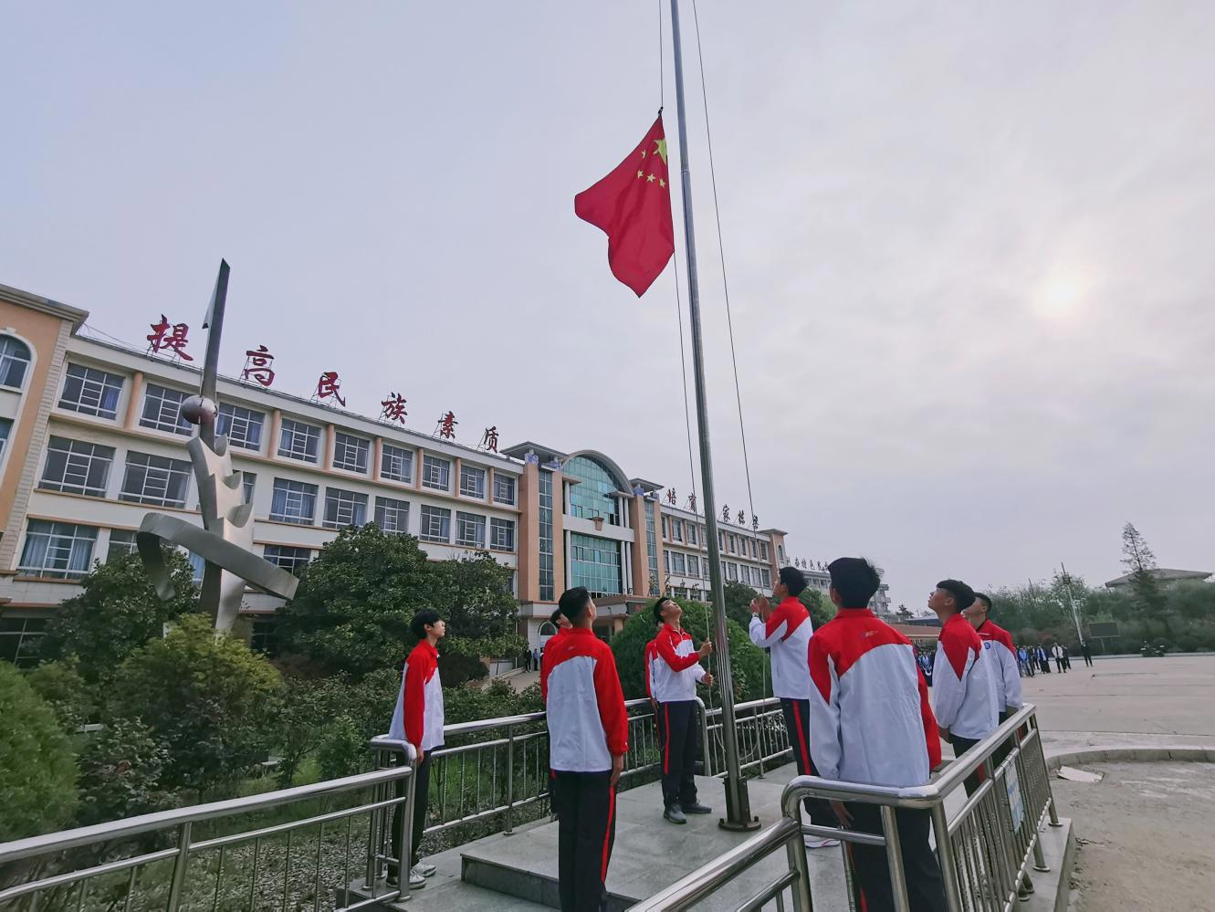 自律敦促成长，成长源自坚持——青岛兴华汽车工程学校第九周升旗仪式