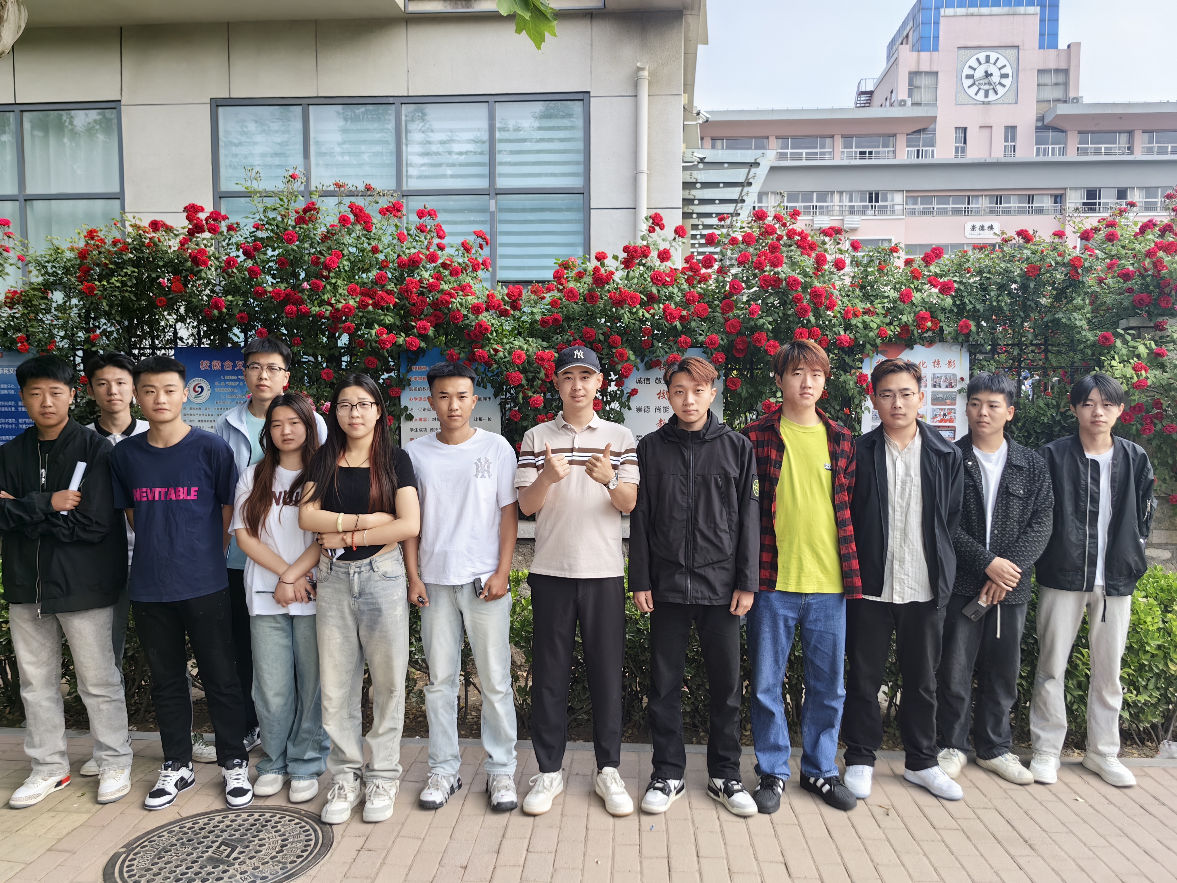 满怀信心奔赴考场，暖心送考助写华章——为高三学子送考