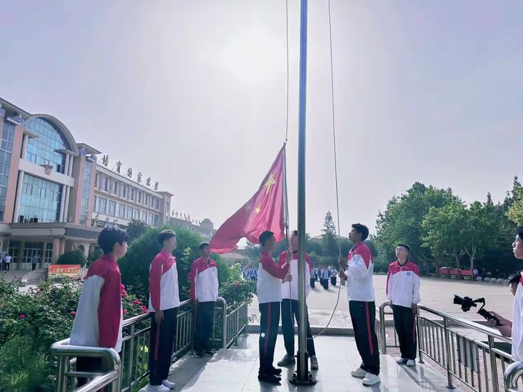 明法于心，守法于行——我校举行“法治教育”主题升旗仪式