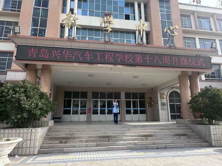 增强法治观念——高二一班鲁明明第18周升旗仪式国旗下讲话