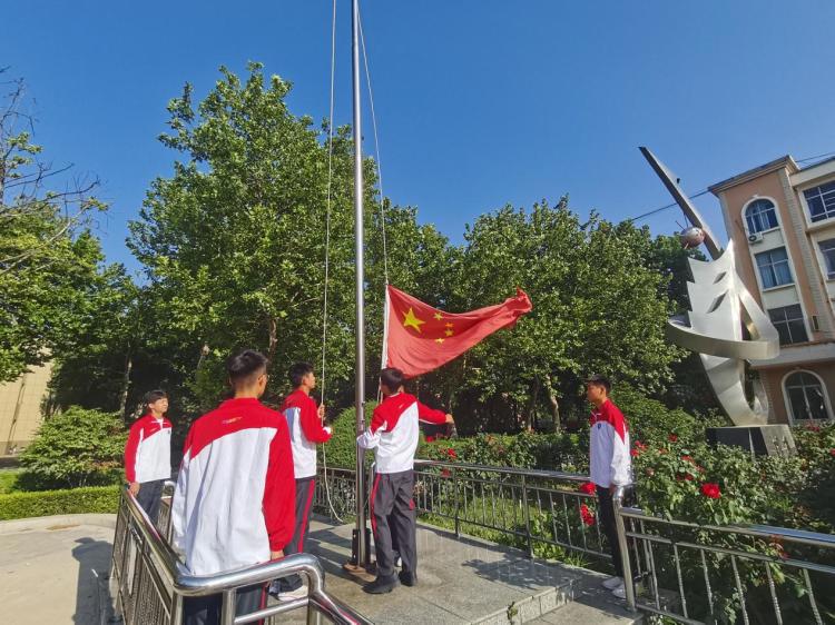 强化安全意识，倡导绿色生活——青岛兴华汽车工程学校第十七周升旗仪式