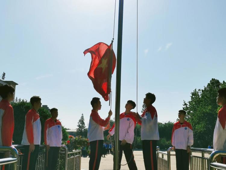 远离烟草，拥抱健康——青岛兴华汽车工程学校举行第15周升旗仪式