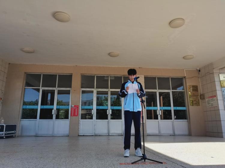 远离烟草,拥抱健康——青岛兴华汽车工程学校第15周升旗仪式