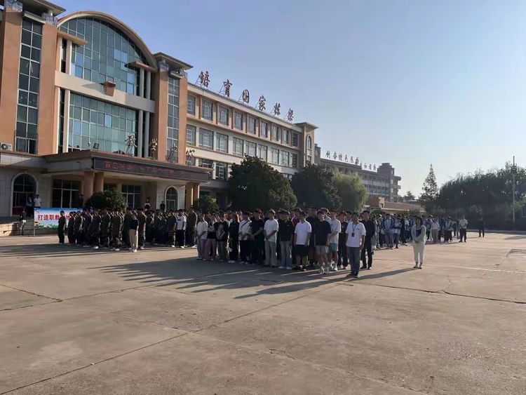 凝心聚力谋新篇 共筑防线保安全——青岛兴华汽车工程学校第二周升旗仪式
