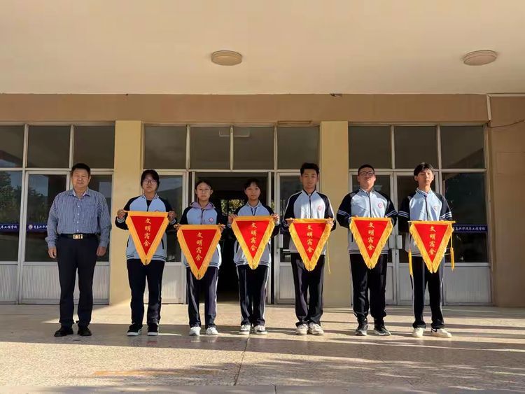 弘扬爱国精神 争做时代新人——青岛兴华汽车工程学校第五周升旗仪式